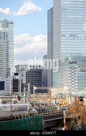 Eisenbahn mit Skyline bei Yurakuchi in der Nähe von Ginza Tokyo Japan für Transport-Hintergrund Stockfoto