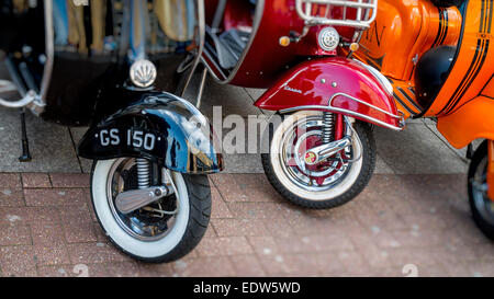 Oldtimer Vespa und Lambretta Roller. Stockfoto