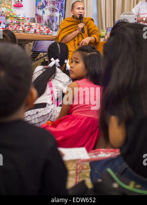 Bangkok, Bangkok, Thailand. 10. Januar 2015. Ein buddhistischer Mönch spricht mit Kindern im Government House während der Kinder Day Feierlichkeiten in Bangkok. Nationaler Kindertag fällt am zweiten Samstag des Jahres. Thailändische Regierungsagenturen Kind freundlich Events sponsern und das Militär in der Regel öffnet Militärbasen für Kinder, die kommen, um auf Panzer und Artilleriestücke spielen. In diesem Jahr thailändische Premierminister General Prayuth Chan-Ocha, veranstaltet mehrere Veranstaltungen am Government House, Amt des Premierministers. Bildnachweis: Jack Kurtz/ZUMA Draht/Alamy Live-Nachrichten Stockfoto