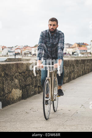 Hipster-Mann in ein Fixie Fahrrad in die Stadt fahren. Stockfoto