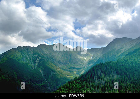 Aussichtsberg Tal umgeben von hohen Gipfeln Stockfoto