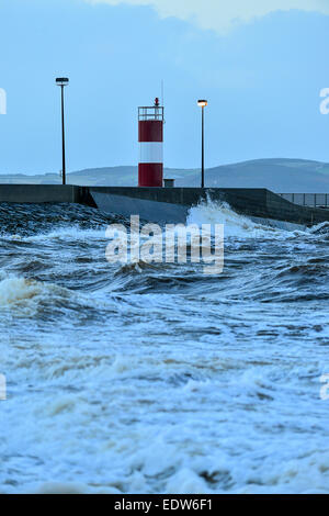 Buncrana Pier, County Donegal, Irland. 10. Januar 2015. Riesige Wellen Teig Donegal Küste, Irland. 10. Januar 2015. Irland Wetter: riesige Wellen brechen an Buncrana Pier, County Donegal als schwere Stürme bewegen sich über Irland und Großbritannien. Bildnachweis: George Sweeney/Alamy Live-Nachrichten Stockfoto