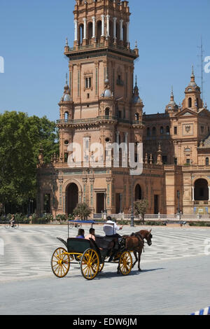 Sevilla Spanien: Pferd und Wagen eignet sich beliebte Sehenswürdigkeiten für Touristen in Sevilla Stockfoto