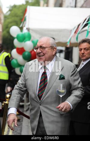 Menschen gingen auf die Straßen von Soho anlässlich des 65. Jahrestages der Bar Italia, das Café an der Frith Street. Eine Straße-Party mit Auftritte von Tim Arnold, Antonio Magro Jnr Suggs, Adam Ant und Ray Gelato. Regelmäßige Kunden zählten prominente ein Stockfoto