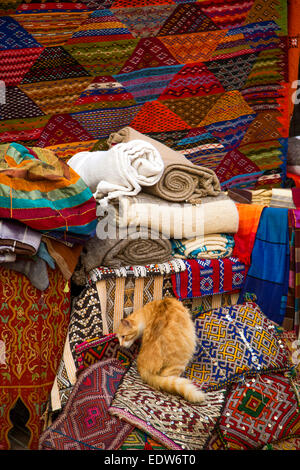 Bunte Stoffe auf dem Markt von Agadir in Marokko Stockfoto