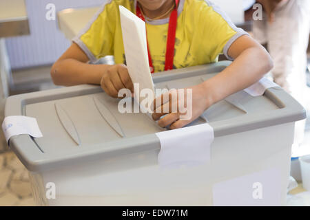 Junge demokratische Wahl abstimmen. Stockfoto