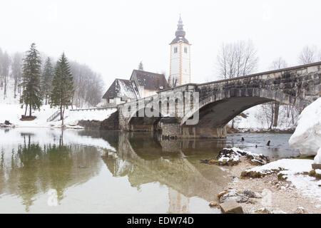 Kirche des Heiligen Johannes und See Bohinj, Slowenien. Stockfoto