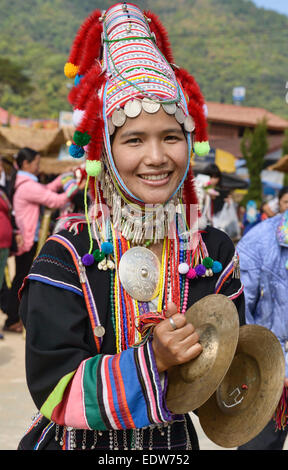 Young Akha Frau tanzt auf dem New Year Festival in Mae Salong, Provinz Chiang Rai, Thailand Stockfoto