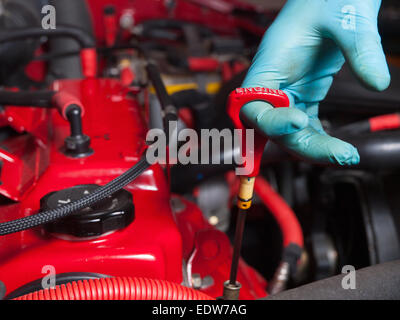 Überprüfen den Ölstand im Motor Auto in einer Garage Mechaniker Stockfoto