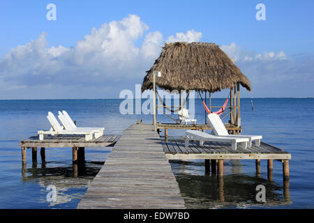 Wharf mit Liegestühlen auf Caye Caulker, Belize Stockfoto