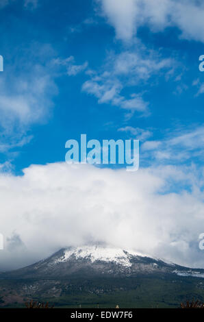 Vertikale Ansicht des Vesuvio mit Schnee an der Spitze von Torre Del Greco (Neapel - Italien) am Morgen Stockfoto