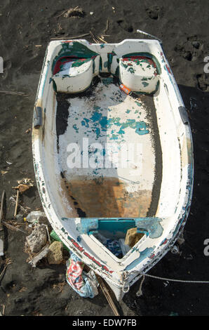 Weiße alte verlassene Fischerboot auf Sand in Neapel (Italien) Stockfoto