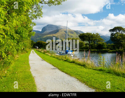 Der Caledonian Canal mit Großbritanniens höchsten Berg Ben Nevis, hoch aufragenden im Hintergrund in Lochaber, Schottland. Stockfoto