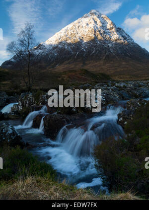 Buachille Etive Mor bildet die Kulisse für dieses Bild in Glencoe, Lochaber, Schottland. UK Stockfoto