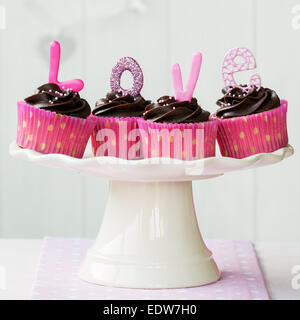 Cupcakes, die Schreibweise des Wortes Liebe"" Stockfoto