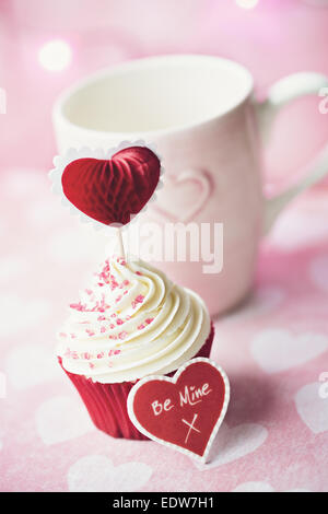 Cupcake mit einer herzförmigen Kuchen Pick dekoriert Stockfoto