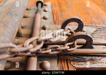 Holztür war von rostigen Kette gesperrt. Stockfoto