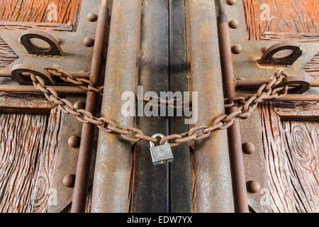 rostige Kette und Master Key Lock Holz Tür Stockfoto
