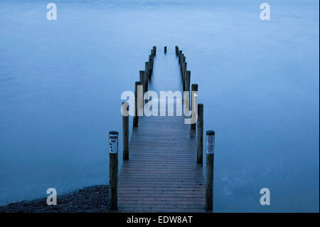 Ashness Steg am Derwent Water vor Sonnenaufgang im englischen Lake District. Stockfoto