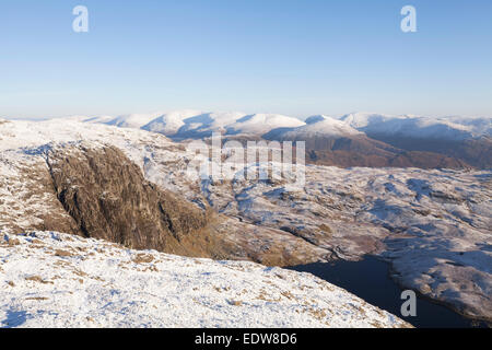 Die Fairfield Fells im Winter vom Gipfel des Pavey Arche Stockfoto