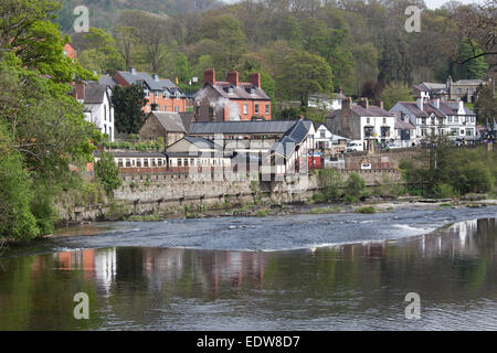 Die Stadt von Llangollen, Wales. Malerische Aussicht auf den Fluss Dee mit Llangollen Bahnhof im Hintergrund. Stockfoto