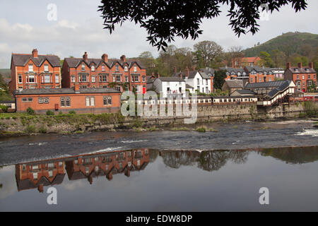 Das Dorf von Llangollen, Wales. Malerische Aussicht auf den Fluss Dee mit Llangollen Bahnhof im Hintergrund. Stockfoto