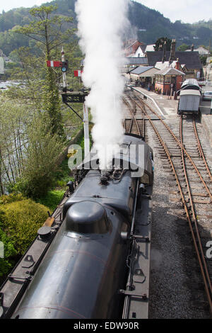 Das Dorf von Llangollen, Wales. Die britischen Eisenbahnen Standard Steam Locomotive 80072 am Bahnhof von Llangollen. Stockfoto