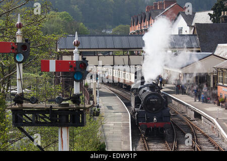 Das Dorf von Llangollen, Wales. Die britischen Eisenbahnen Standard Steam Locomotive 80072 am Bahnhof von Llangollen. Stockfoto