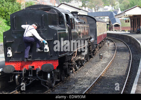 Das Dorf von Llangollen, Wales. Die britischen Eisenbahnen Standard Steam Locomotive 80072 am Bahnhof von Llangollen. Stockfoto