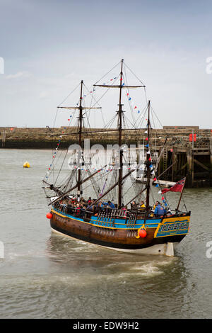 Großbritannien, England, Yorkshire, Whitby, Fisch Quay, Bark Endeavour Replica Schiff im Hafen Stockfoto