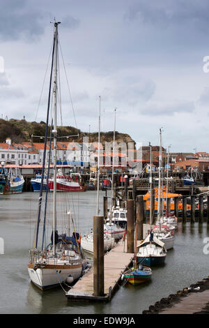 Großbritannien, England, Yorkshire, Whitby, Yachten vor Anker am Fluß Esk Stockfoto