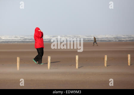 Southport, Merseyside, Großbritannien, 10. Januar 2014. UK Wetter. Offshore Gale force Winde und wind Sand oder Saltation, auf die Mersey Mündung auf der nord-westlichen Sefton Coast heute Morgen. Rund 75% aller sand Bewegung durch Wind wird durch Saltation. Sobald der Wind erreicht eine Mindestdrehzahl, nimmt er lose Sand Körner von der Oberfläche und trägt sie eine kurze Strecke. Die fallende sand Korn Hits und löst andere Sandkörner auf den Boden fällt, und der Vorgang wird wiederholt. Stockfoto