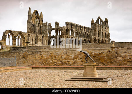 UK, England, Yorkshire, Whitby Abbey Ruinen, vom Besucher Zentrum Hof Stockfoto