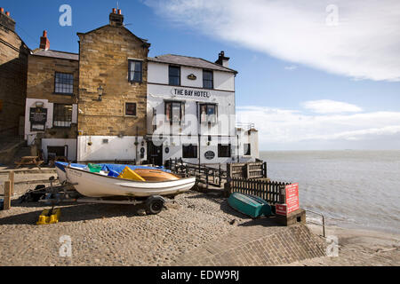 Großbritannien, England, Yorkshire, Robin Hoods Bay, untere Dorf, Boote vor dem Bay Hotel Stockfoto