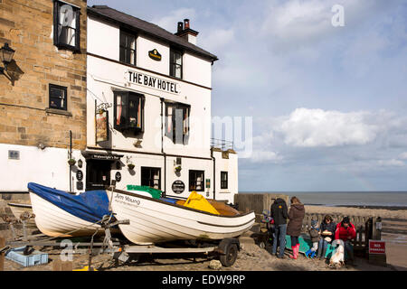 Großbritannien, England, Yorkshire, Robin Hoods Bay, untere Dorf, Boote vor dem Bay Hotel Stockfoto