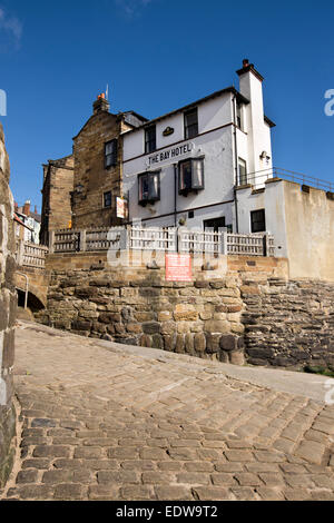 Großbritannien, England, Yorkshire, Robin Hoods Bay, Strand, Wayfoot und Bay Hotel Stockfoto