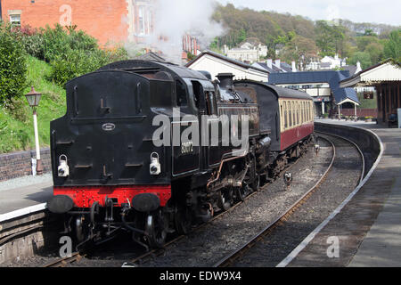 Das Dorf von Llangollen, Wales. Die britischen Eisenbahnen Standard Steam Locomotive 80072 am Bahnhof von Llangollen. Stockfoto