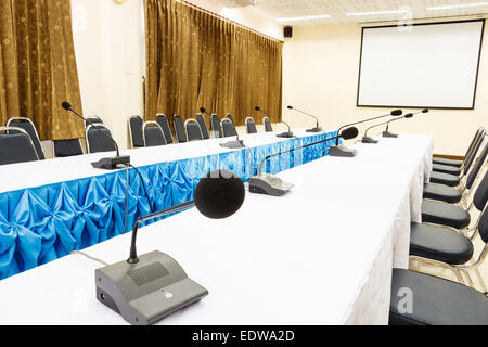 Mikrofone auf Tisch in einem Konferenzraum Stockfoto