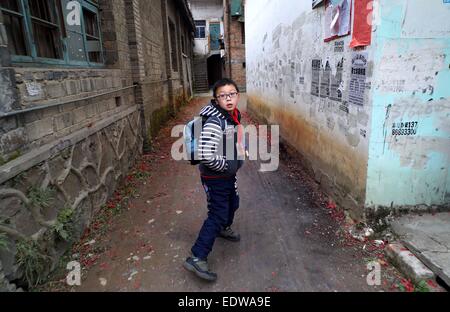 (150110)--wird auf dem Heimweg nach der Schule in Tonggu Grafschaft von Yichun, Osten Chinas Jiangxi Provinz, 9. Januar 2015 TONGGU Grafschaft, 10. Januar 2015 (Xinhua)--Mo Shuangyi gesehen. Nachdem sein Vater an Leukämie im Oktober 2014, Shuangyi, erkrankte 10-jährige Schüler in Tonggu Grafschaft, beschlossen, wiederverwertbare Abfälle zu sammeln und sie für Geld zu verkaufen, um seinen Vater zu retten, der Verzicht auf Behandlung wegen der hohen medizinischen Kosten gedacht. Seine kindlichen Taten erregte umfangreiche Aufmerksamkeit, wenn Bilder von ihm sammeln Abfälle über das Internet zu verbreiten. Shuangyi der Familie erhielt öffentliche Spenden und Stockfoto