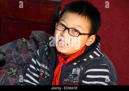 (150110)--TONGGU Grafschaft, 10. Januar 2015 (Xinhua)--Mo Shuangyi posiert für ein Foto in Tonggu Grafschaft von Yichun, Osten Chinas Jiangxi Provinz, 9. Januar 2015. Nachdem sein Vater an Leukämie im Oktober 2014, Shuangyi, erkrankte 10-jährige Schüler in Tonggu Grafschaft, beschlossen, wiederverwertbare Abfälle zu sammeln und sie für Geld zu verkaufen, um seinen Vater zu retten, der Verzicht auf Behandlung wegen der hohen medizinischen Kosten gedacht. Seine kindlichen Taten erregte umfangreiche Aufmerksamkeit, wenn Bilder von ihm sammeln Abfälle über das Internet zu verbreiten. Shuangyi der Familie erhielt öffentliche Spenden und eine Reihe von Tochtergesellschaft Stockfoto