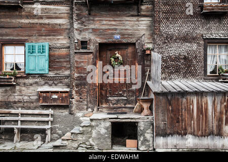 Fassade eines alten Holzhauses in der Schweiz (Vals) Stockfoto