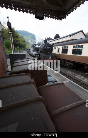 Das Dorf von Llangollen, Wales. Die britischen Eisenbahnen Standard Steam Locomotive 80072 am Bahnhof von Llangollen. Stockfoto