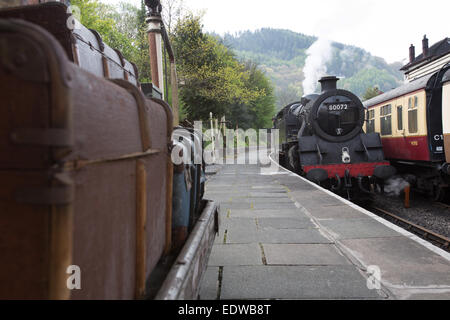 Das Dorf von Llangollen, Wales. Die britischen Eisenbahnen Standard Steam Locomotive 80072 am Bahnhof von Llangollen. Stockfoto