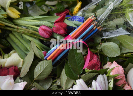 Berlin, Deutschland. 10. Januar 2015. Buntstifte und Blumen liegen vor der französischen Botschaft am Pariser Platz in Gedenken an die Opfer des Terroranschlags auf die französischen Satiremagazins "Charlie Hebdo" in Berlin, Deutschland, 10. Januar 2015. Zwölf Menschen starben bei dem Anschlag in Paris am 7. Januar 2015. Foto: RAINER JENSEN/Dpa/Alamy Live-Nachrichten Stockfoto