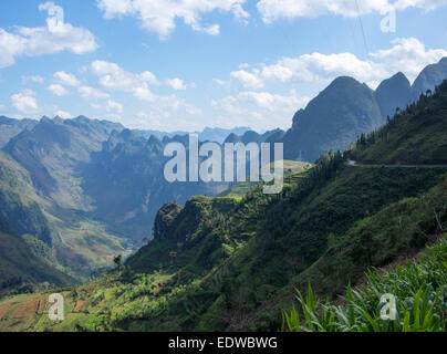 Gesamtansicht der Ma Pi Leng Passstrasse und Landschaften zwischen Dong Van und Meo Vac in Ha Giang Provinz im Norden von Vietnam. Stockfoto