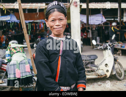 Black Hmong Frau auf dem Markt in Meo Vac in der Provinz Ha Giang. Dies ist eine Provinz in Vietnam, das China grenzt. Stockfoto