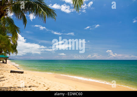 Sandstrand mit Kanus in Phu Quoc in der Nähe von Duong Dong, Vietnam Stockfoto