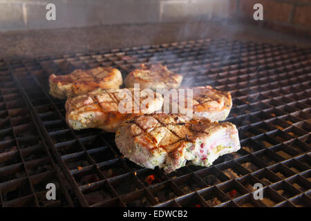 Steaks auf dem Grill zubereitet Stockfoto