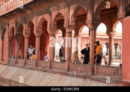 Kolonnade im Hof des Freitag Moschee Jama Masjid, Delhi, Indien, Asien Stockfoto