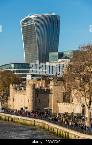 Mit Blick auf den Tower of London, das Walkie-Talkie-Gebäude an der Fenchurch Street, City of London Stockfoto